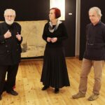 Kielce. 07.11.2019. Wernisaż wystawy "Pamięć miejsc" Zdzisława Wiatra. Na zdjęciu (od lewej): profesor Maciej Bienias, Agnieszka Orłowska - kurator „Domu Praczki”, Zdzisław Wiatr / Wiktor Taszłow / Radio Kielce