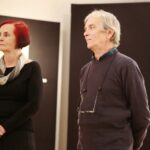 Kielce. 07.11.2019. Wernisaż wystawy "Pamięć miejsc" Zdzisława Wiatra. Na zdjęciu (od lewej): Agnieszka Orłowska - kurator „Domu Praczki”, Zdzisław Wiatr / Wiktor Taszłow / Radio Kielce