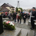 Bieliny. 10.11.2019. XVII Dzień Kultury i Tradycji Gminy Bieliny. Wieniec składa Sławomir Kopacz - wójt Gminy Bieliny.                                                                                         / Wiktor Taszłow / Radio Kielce