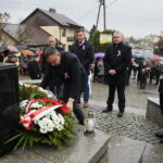 Bieliny. 10.11.2019. XVII Dzień Kultury i Tradycji Gminy Bieliny. Wieniec składa Sławomir Kopacz - wójt Gminy Bieliny. / Wiktor Taszłow / Radio Kielce