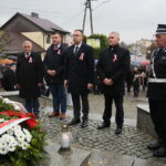 Bieliny. 10.11.2019. XVII Dzień Kultury i Tradycji Gminy Bieliny. Wieniec składa Sławomir Kopacz - wójt Gminy Bieliny. / Wiktor Taszłow / Radio Kielce