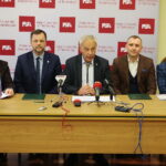 Kielce. 12.11.2019. Podpisanie umowy o współpracy między Politechniką Świętokrzyską, Przemysłowym Instytutem Motoryzacyjnym i firmą Globtrak. Na zdjęciu (od lewej): prof. Tomasz Lech Stańczyk – Politechnika Świętokrzyska, kierownik projektu, prof. Witold Luty – dyrektor Przemysłowego Instytutu Motoryzacji Sieć Badawcza Łukasiewicz, prof. Wiesław Trąmpczyński – rektor Politechniki Świętokrzyskiej, Rafał Chaba – prezes zarządu firmy Globtrak oraz prof. Zbigniew Koruba – prorektor Politechniki Świętokrzyskiej ds. Badań Naukowych i Współpracy z Przemysłem / Wiktor Taszłow / Radio Kielce