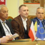 Kielce. 12.11.2019. Podpisanie umowy o współpracy między Politechniką Świętokrzyską, Przemysłowym Instytutem Motoryzacyjnym i firmą Globtrak. Na zdjęciu (od lewej): Wiesław Trąmpczyński – rektor Politechniki Świętokrzyskiej, Rafał Chaba – prezes zarządu firmy Globtrak oraz prof. Zbigniew Koruba – prorektor Politechniki Świętokrzyskiej ds. Badań Naukowych i Współpracy z Przemysłem / Wiktor Taszłow / Radio Kielce