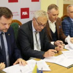 Kielce. 12.11.2019. Podpisanie umowy o współpracy między Politechniką Świętokrzyską, Przemysłowym Instytutem Motoryzacyjnym i firmą Globtrak. Na zdjęciu (od lewej): kierownik projektu, prof. Witold Luty – dyrektor Przemysłowego Instytutu Motoryzacji Sieć Badawcza Łukasiewicz, prof. Wiesław Trąmpczyński – rektor Politechniki Świętokrzyskiej, Rafał Chaba – prezes zarządu firmy Globtrak oraz prof. Zbigniew Koruba – prorektor Politechniki Świętokrzyskiej ds. Badań Naukowych i Współpracy z Przemysłem / Wiktor Taszłow / Radio Kielce