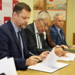 Kielce. 12.11.2019. Podpisanie umowy o współpracy między Politechniką Świętokrzyską, Przemysłowym Instytutem Motoryzacyjnym i firmą Globtrak. Na zdjęciu (od lewej): kierownik projektu, prof. Witold Luty – dyrektor Przemysłowego Instytutu Motoryzacji Sieć Badawcza Łukasiewicz, prof. Wiesław Trąmpczyński – rektor Politechniki Świętokrzyskiej, Rafał Chaba – prezes zarządu firmy Globtrak oraz prof. Zbigniew Koruba – prorektor Politechniki Świętokrzyskiej ds. Badań Naukowych i Współpracy z Przemysłem / Wiktor Taszłow / Radio Kielce