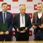 Kielce. 12.11.2019. Podpisanie umowy o współpracy między Politechniką Świętokrzyską, Przemysłowym Instytutem Motoryzacyjnym i firmą Globtrak. Na zdjęciu (od lewej): prof. Witold Luty – dyrektor Przemysłowego Instytutu Motoryzacji Sieć Badawcza Łukasiewicz, prof. Wiesław Trąmpczyński – rektor Politechniki Świętokrzyskiej, Rafał Chaba – prezes zarządu firmy Globtrak / Wiktor Taszłow / Radio Kielce