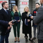 Kielce. 12.11.2019. Konferencja " Bezpartyjnych" w sprawie walki miasta Kielce ze smogiem. Na zdjęciu (od lewej): Kamil Suchański - przewodniczący Rady Miasta Kielce, Joanna Winiarska - wiceprzewodnicząca Rady Miasta Kielce, Katarzyna Suchańska - radna Rady Miasta Kielce, Maciej Bursztein - radny Rady Miasta Kielce / Wiktor Taszlow / Radio Kielce