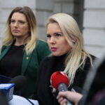 Kielce. 12.11.2019. Konferencja " Bezpartyjnych" w sprawie walki miasta Kielce ze smogiem. Na zdjęciu (od lewej): Joanna Winiarska - wiceprzewodnicząca Rady Miasta Kielce, Katarzyna Suchańska - radna Rady Miasta Kielce / Wiktor Taszlow / Radio Kielce