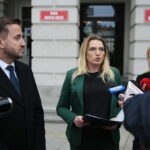 Kielce. 12.11.2019. Konferencja " Bezpartyjnych" w sprawie walki miasta Kielce ze smogiem. Na zdjęciu (od lewej): Kamil Suchański - przewodniczący Rady Miasta Kielce, Joanna Winiarska - wiceprzewodnicząca Rady Miasta Kielce, Katarzyna Suchańska - radna Rady Miasta Kielce / Wiktor Taszlow / Radio Kielce