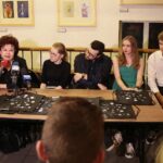 12.11.2019. Kielce. Warsztaty teatralne pod hasłem „Wczytuję sztukę”. Na zdjęciu (pierwsza z lewej): Marzena Marczewska - językoznawca UJK / Wiktor Taszłow / Radio Kielce