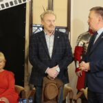 14.11.2019 Chęciny. Jubileusz 50-lecia filmu „Pan Wołodyjowski”.  Na zdjęciu: Magdalena Zawadzka - aktorka, Daniel Olbrychski - aktor, Robert Jaworski -  burmistrz gminy i miasta Chęciny / Wiktor Taszłow / Radio Kielce