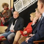 14.11.2019 Chęciny. Jubileusz 50-lecia filmu „Pan Wołodyjowski”.  Na zdjęciu: Jan Nowicki - aktor, Magdalena Zawadzka - aktorka, Daniel Olbrychski - aktor, Robert Jaworski -  burmistrz gminy i miasta Chęciny / Wiktor Taszłow / Radio Kielce