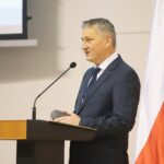 Kielce. 19.11.2019. Obchody Dnia Służby Cywilnej w Świętokrzyskim Urzędzie Wojewódzkim. Przemawia  Zbigniew Koniusz - wojewoda świętokrzyski / Wiktor Taszłow / Radio Kielce