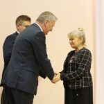 Kielce. 19.11.2019. Obchody Dnia Służby Cywilnej w Świętokrzyskim Urzędzie Wojewódzkim. Medale wręczają: Marcin Bęben - dyrektor generalny w Świętokrzyskim Urzędzie Wojewódzkim w Kielcach i Zbigniew Koniusz - wojewoda świętokrzyski / Wiktor Taszłow / Radio Kielce