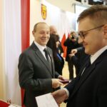 Kielce. 19.11.2019. Obchody Dnia Służby Cywilnej w Świętokrzyskim Urzędzie Wojewódzkim. Medal wręcza Marcin Bęben - dyrektor generalny w Świętokrzyskim Urzędzie Wojewódzkim w Kielcach / Wiktor Taszłow / Radio Kielce