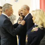 Kielce. 19.11.2019. Obchody Dnia Służby Cywilnej w Świętokrzyskim Urzędzie Wojewódzkim. Medale wręczają: Marcin Bęben - dyrektor generalny w Świętokrzyskim Urzędzie Wojewódzkim w Kielcach i Zbigniew Koniusz - wojewoda świętokrzyski / Wiktor Taszłow / Radio Kielce