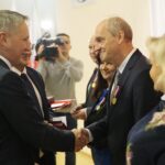 Kielce. 19.11.2019. Obchody Dnia Służby Cywilnej w Świętokrzyskim Urzędzie Wojewódzkim. Medale wręczają: Marcin Bęben - dyrektor generalny w Świętokrzyskim Urzędzie Wojewódzkim w Kielcach i Zbigniew Koniusz - wojewoda świętokrzyski / Wiktor Taszłow / Radio Kielce