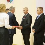 Kielce. 19.11.2019. Obchody Dnia Służby Cywilnej w Świętokrzyskim Urzędzie Wojewódzkim. Medale wręczają: Marcin Bęben - dyrektor generalny w Świętokrzyskim Urzędzie Wojewódzkim w Kielcach i Zbigniew Koniusz - wojewoda świętokrzyski / Wiktor Taszłow / Radio Kielce