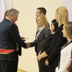 Kielce. 19.11.2019. Obchody Dnia Służby Cywilnej w Świętokrzyskim Urzędzie Wojewódzkim. Medale wręczają: Marcin Bęben - dyrektor generalny w Świętokrzyskim Urzędzie Wojewódzkim w Kielcach i Zbigniew Koniusz - wojewoda świętokrzyski / Wiktor Taszłow / Radio Kielce