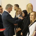 Kielce. 19.11.2019. Obchody Dnia Służby Cywilnej w Świętokrzyskim Urzędzie Wojewódzkim. Medale wręczają: Marcin Bęben - dyrektor generalny w Świętokrzyskim Urzędzie Wojewódzkim w Kielcach i Zbigniew Koniusz - wojewoda świętokrzyski / Wiktor Taszłow / Radio Kielce