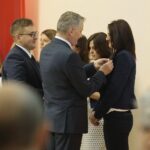 Kielce. 19.11.2019. Obchody Dnia Służby Cywilnej w Świętokrzyskim Urzędzie Wojewódzkim. Medale wręczają: Marcin Bęben - dyrektor generalny w Świętokrzyskim Urzędzie Wojewódzkim w Kielcach i Zbigniew Koniusz - wojewoda świętokrzyski / Wiktor Taszłow / Radio Kielce