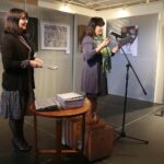 Kielce. 21.11.2019. Finał ogólnopolskiego konkursu plastycznego "Pudełko zwane wyobraźnią – Edward Stachura". Na zdjęciu (od lewej): Małgorzata Surma – wicedyrektor ds. artystycznych, Maria Kowalczyk – dyrektor Zespołu Państwowych Szkół Plastycznych im. Józefa Szermentowskiego w Kielcach / Wiktor Taszłow / Radio Kielce