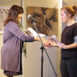 Kielce. 21.11.2019. Finał ogólnopolskiego konkursu plastycznego "Pudełko zwane wyobraźnią – Edward Stachura". Na zdjęciu (od lewej): Maria Kowalczyk – dyrektor Zespołu Państwowych Szkół Plastycznych im. Józefa Szermentowskiego w Kielcach, Aleksandra Żmuda - ZPSP Kraków / Wiktor Taszłow / Radio Kielce