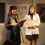 Kielce. 21.11.2019. Finał ogólnopolskiego konkursu plastycznego "Pudełko zwane wyobraźnią – Edward Stachura". Na zdjęciu (od lewej): Maria Kowalczyk – dyrektor Zespołu Państwowych Szkół Plastycznych im. Józefa Szermentowskiego w Kielcach,  Maja Domagała - ZPSP Kielce / Wiktor Taszłow / Radio Kielce