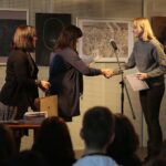 Kielce. 21.11.2019. Finał ogólnopolskiego konkursu plastycznego "Pudełko zwane wyobraźnią – Edward Stachura". Na zdjęciu (od lewej): Małgorzata Surma – wicedyrektor ds. artystycznych, Maria Kowalczyk – dyrektor Zespołu Państwowych Szkół Plastycznych im. Józefa Szermentowskiego w Kielcach,  Weronika Liberek - ZSP Dąbrowa Górnicza / Wiktor Taszłow / Radio Kielce