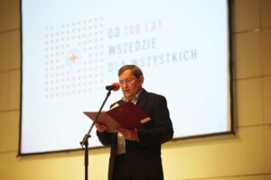 Kielce. 22.11.2019. Obchody Dni Honorowego Krwiodawstwa i 100 lecia PCK. Przemawia Jerzy Stelmasiński - dyrektor Regionalnego Centrum Krwiodawstwa i Krwiolecznictwa w Kielcach / Wiktor Taszłow / Radio Kielce