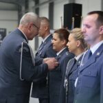 Kielce. 22.11.2019. Otwarcie hali produkcyjnej w Areszcie Śledczym w Kielcach. Awans wręcza Włodzimierz Więckowski – Dyrektor Okręgowej Służby Więziennej w Krakowie / Wiktor Taszłow / Radio Kielce