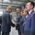 Kielce. 22.11.2019. Otwarcie hali produkcyjnej w Areszcie Śledczym w Kielcach. Awans wręcza Włodzimierz Więckowski – Dyrektor Okręgowej Służby Więziennej w Krakowie / Wiktor Taszłow / Radio Kielce