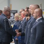 Kielce. 22.11.2019. Otwarcie hali produkcyjnej w Areszcie Śledczym w Kielcach. Awans wręcza Włodzimierz Więckowski – Dyrektor Okręgowej Służby Więziennej w Krakowie / Wiktor Taszłow / Radio Kielce