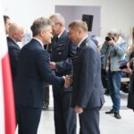 Kielce. 22.11.2019. Otwarcie hali produkcyjnej w Areszcie Śledczym w Kielcach. Medale odbierają Krzysztof Słoń - senator i Rafał Nowak - dyrektor Wzgórza Zamkowego / Wiktor Taszłow / Radio Kielce