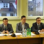 15.11.2019 Ostrowiec Świętokrzyski. Sesja Rady Miasta. Na zdjęciu radni PiS (od lewej) Artur Głąb, Mateusz Czeremcha, Dariusz Kaszuba / Emilia Sitarska / Radio Kielce