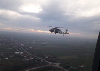 Akcja poszukiwawcza dwóch mężczyzn z powiatu staszowskiego. Bierze w niej udział policyjny black hawk / KPP Staszów