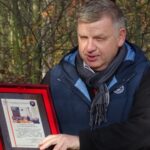 09.11.2019. Ostrowiec Świętokrzyski. Ostrowiec. Piknik senatorski. Senator Jarosław Rusiecki z gratulacjami wybrania na kolejną kadencję od płk Pawła Chabielskiego i Centrum Przygotowań do Misji Zagranicznych / Emilia Sitarska / Radio Kielce