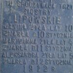 01.11.2019. Końskie. Cmentarz. Żeliwna płyta sióstr Lipowskich z 1912 roku / Magdalena Galas-Klusek / Radio Kielce