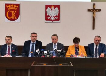 20.11.2019 Kielce. Konferencja Bogdana Wenty. Na zdjęciu (od lewej): Marcin Różycki - wiceprezydent Kielc, Bogdan Wenta - prezydent Kielc, Mariusz Gołaszewski - prezes Aesco Group, Danuta Papaj - wiceprezydent Kielc i Arkadiusz Kubiec - wiceprezydent Kielc / Piotr Kwaśniewski / Radio Kielce