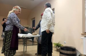 17.11.2019 Chwałki. Dzień Seniora. Widowisko o kiszeniu kapusty. Zespół Ocicanki / Grażyna Szlęzak-Wójcik / Radio Kielce