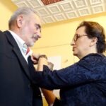 08.11.2019 Ćmielów. Wręczenie Gustawowi Hadynie Srebrnego Medalu „Gloria Artis”. Na zdjęciu (od lewej): Gustaw Hadyna i wojewoda Agata Wojtyszek / Emilia Sitarska / Radio Kielce