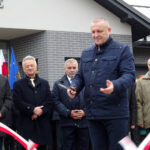 14.11.2019. Kunów. Otwarcie oczyszczalni ścieków. Wstęgę przecina Lech Łodej - burmistrz Kunowa / Emilia Sitarska / Radio Kielce