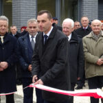 14.11.2019. Kunów. Otwarcie oczyszczalni ścieków. Wstęgę przecina Piotr Rakoczy - wiceprzewodniczący Rady Gminy Kunów / Emilia Sitarska / Radio Kielce