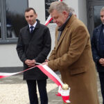 14.11.2019. Kunów. Otwarcie oczyszczalni ścieków. Wstęgę przecina senator PiS Jarosław Rusiecki / Emilia Sitarska / Radio Kielce
