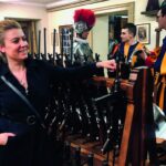 Magdalena Wolińska-Riedi z wizytą u gwardzistów szwajcarskich / archiwum prywatne