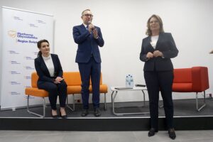 Na zdjęciu (od lewej): Marzena Okła-Drewnowicz - poseł Platformy Obywatelskiej, Artur Gierada - przewodniczący świętokrzyskiej Platformy Obywatelskiej, Małgorzata Kidawa-Błońska - wicemarszałek Sejmu i kandydatka Platformy Obywatelskiej w prawyborach prezydenckich / Michał Kita / Radio Kielce