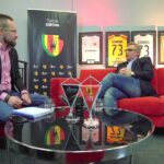 Na zdjęciu (od lewej): Maciej Sierpień - autor programu "Na Koronie" i Krzysztof Zając - prezes Korony Kielce / Co w Koronie