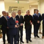 24.12.2019 Starachowice. Opłatek PiS. Na zdjęcia radna Agnieszka Kuś, komendant OHP Jacek Sabat, poseł Krzysztof Lipiec, wojewoda Zbigniew Koniusz, ojciec Marian Puchała, dyrektor WORD Zbigniew Duda, starosta konecki Grzegorz Piec / Anna Głąb / Radio Kielce