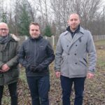 03.12.2019 Starachowice. Plac budowy bloków z programu Mieszkanie Plus.  Na zdjęciu Marcin Kowalski - prezes firmy Eko-Invest, Marek Materek - prezydent Starachowic, Igor Gajewski - prezes STBS / Anna Głąb / Radio Kielce