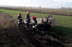 16.12.2019 Gacki. Dachowanie samochodu / KP PSP Pińczów